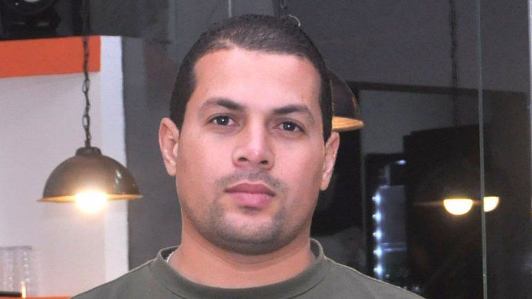William se apoya en sus compañeros de trabajo para adaptarse.
