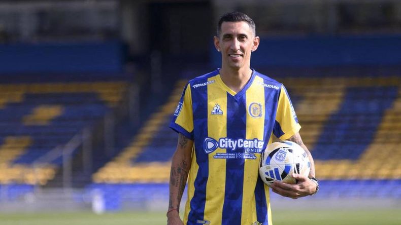 Un jugador de Lanús salió con los tapones de punta antes del debut de Ángel Di María: No le damos
