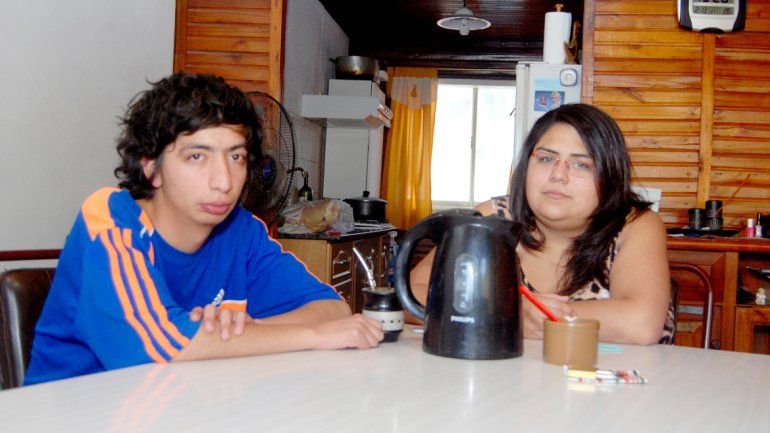 Anita y Francisco Balmaceda no tienen un lugar donde vivir y esperan que la comunidad les de una mano para olvidar el maltrato diario que sufrieron.