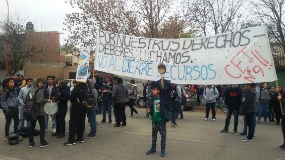 alumnos de escuelas secundarias protestaron contra el cierre de cursos
