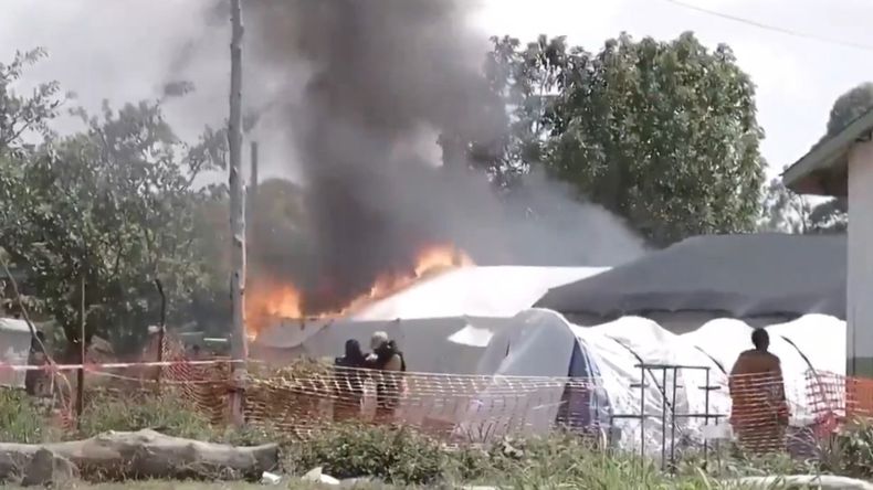 Ébola en Congo: incendiaron un hospital que negó la entrega del cuerpo de una víctima para su entierro. | LMCipolletti.com Ébola en Congo: incendiaron un hospital que negó la entrega del cuerpo de una víctima para su entierro.