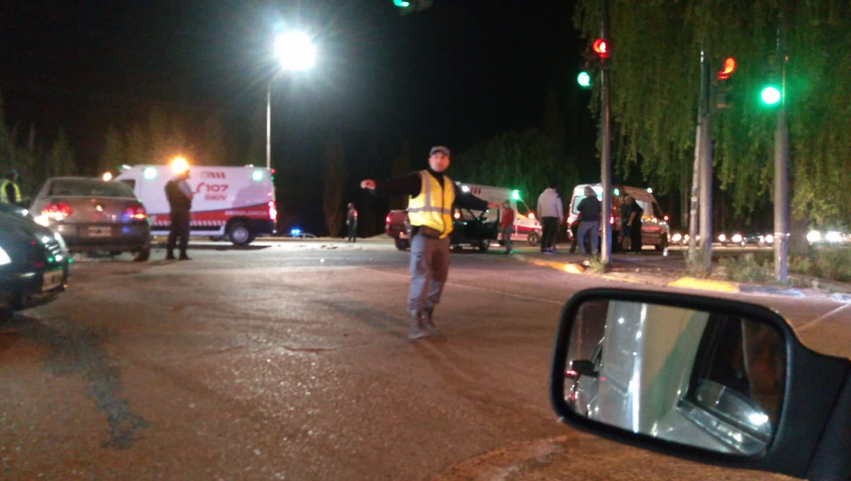 Violento choque en un cruce con semáforo de la multitrocha
