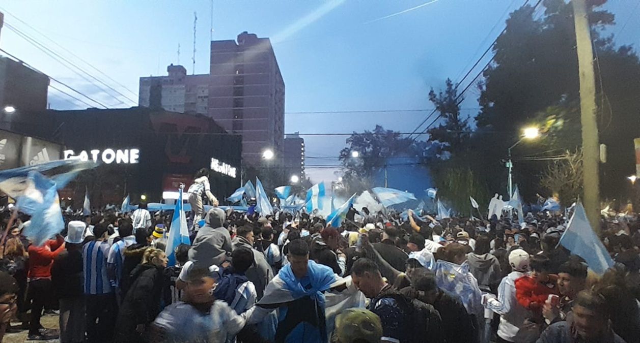 Cientos de cipoleños coparon el centro para festejar el triunfo histórico de la Selección Argentina. Fotos: Antonio Spagnuolo.