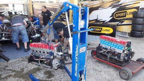 El cambio de motor en la Chevy de Urcera, antes de salir a clasificar y quedar 19º.