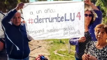 Vecinos evacuados del edificio del barrio LU4, en Comodoro Rivadavia, Chubut.