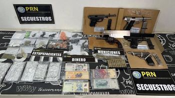 Armas, drogas y dinero en efectivos lograron secuestrar en diez allanamientos que hizo la policía rionegrina en General Roca. 