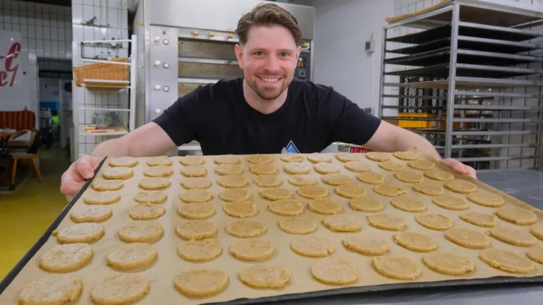 Juan Pablo con los alfajores patagónicos que elabora y con los que el rionegrino conquistó Europa.