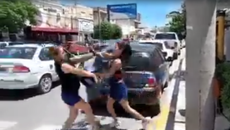 Video: brutal pelea entre dos mujeres en el Bajo neuquino