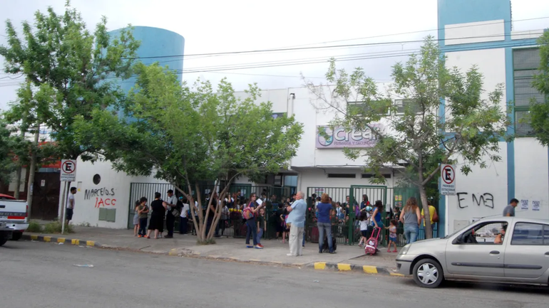 Aumentos sin freno en colegios privados: explotan los padres y los bolsillos