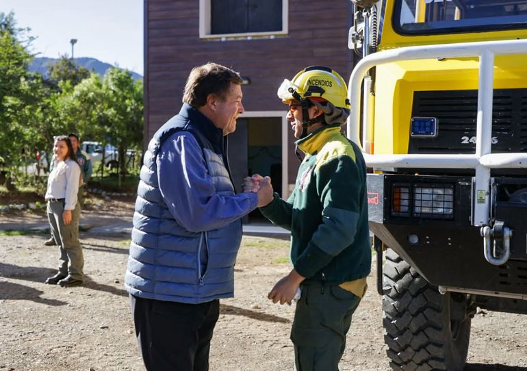El gobernador, Alberto Weretilneck, reconoció y agradeció la tarea de los brigadistas y equipos de trabajo. El gobernador, Alberto Weretilneck, reconoció y agradeció la tarea de los brigadistas y equipos de trabajo.