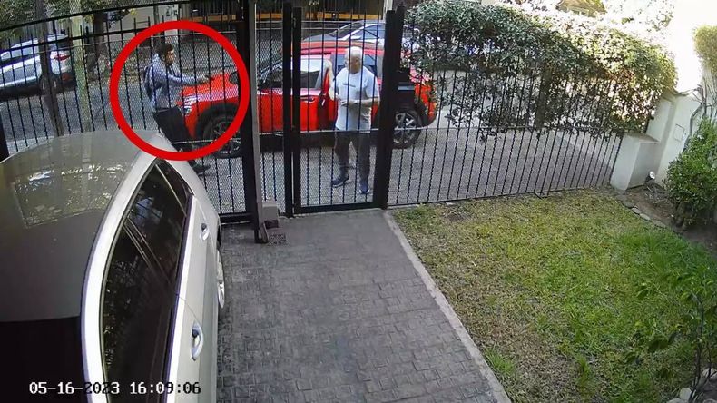 Desesperante: ladrones armados les robaron el auto y casi se llevan a su bebé