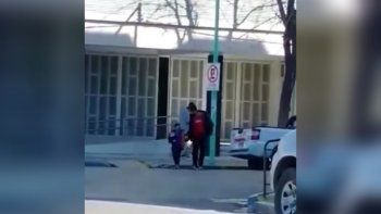 asi fue el emotivo encuentro del papa que reclamaba ver a su hijo