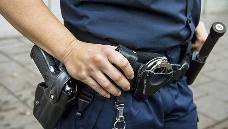 Los conflictos se desataron en la pareja de policías porque la hija adolescente de la mujer aseguró que el hombre la manoseaba. 