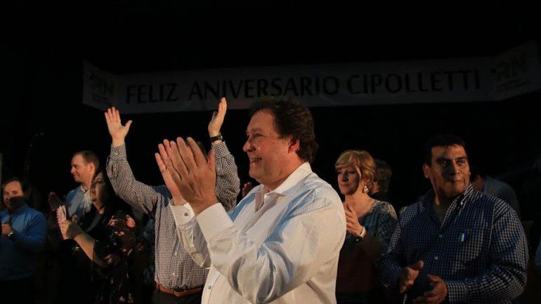 El gobernador Weretilneck compartió festejos con representantes de numerosas organizaciones locales.