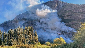 alerta por un incendio forestal en el hoyo: inminente evacuacion