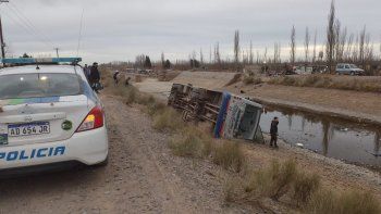 colectivo con estudiantes volco en el canal en fernandez oro