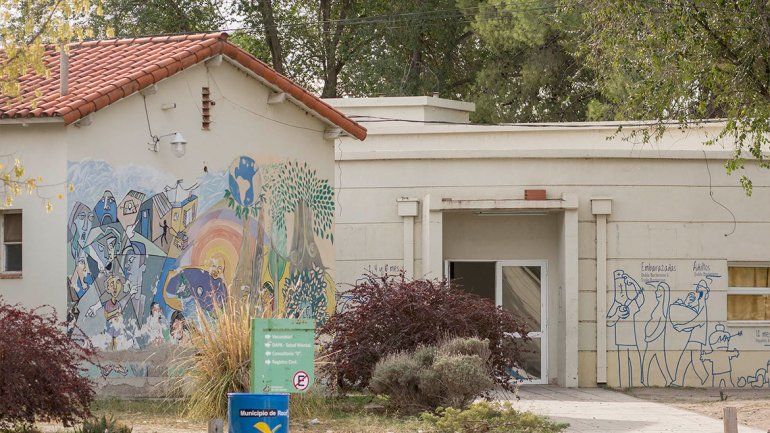 Se cansó de esperar la ambulancia, fue hasta el hospital y rompió todo