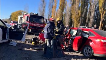 El choque entre los dos autos se registró durante la mañana de este jueves cerca de Cervantes. Bomberos debieron utilizar máquinas neumáticas para liberar a los damnificados.&nbsp;