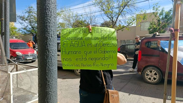 Para la gente de Las Perlas, se debe declarar ya la emergencia hídrica-sanitaria en su comunidad por el deficiente, defectuoso e inconsistente servicio de agua que tiene a maltraer a numerosas familias y hogares.