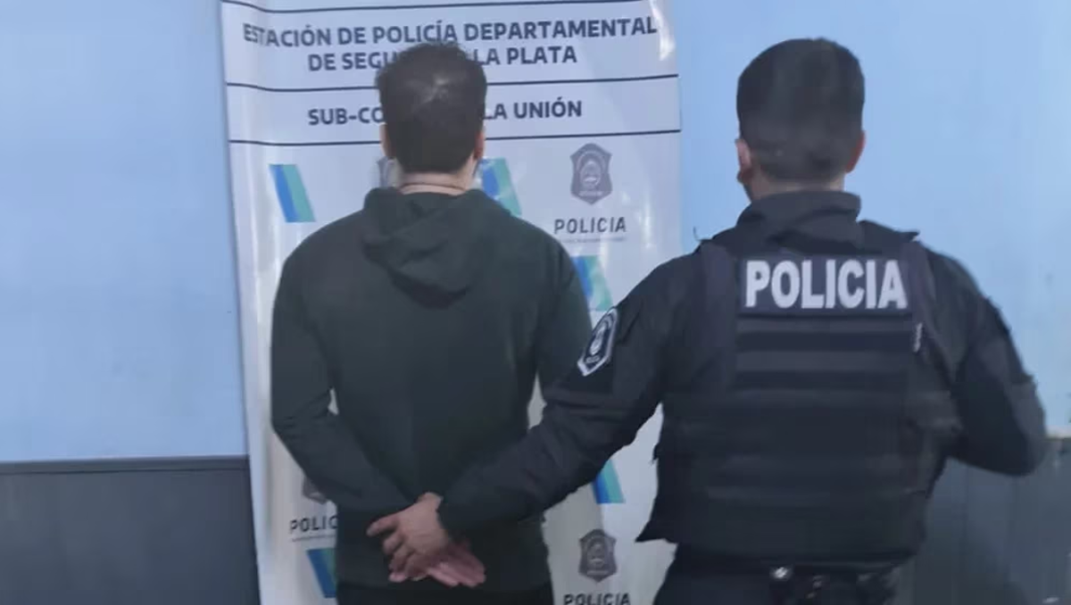 El profesor quedó detenido tras la denuncia de la adolescente.