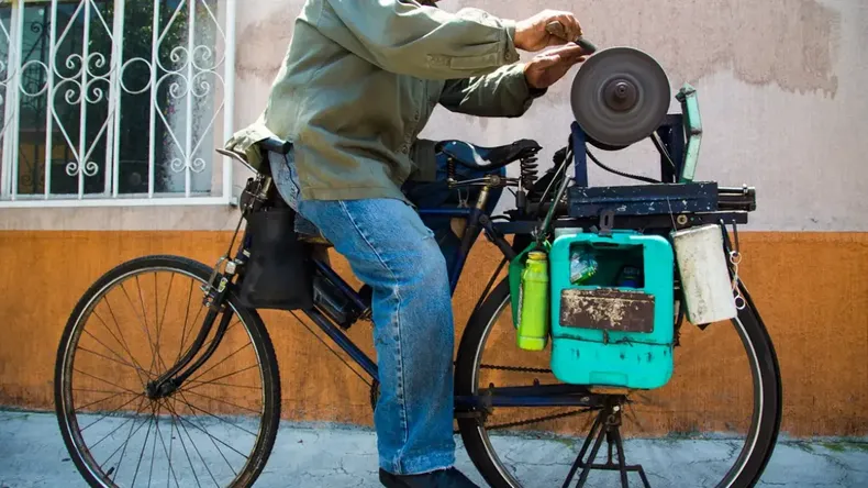 El sujeto brinda el servicio y luego aumenta el valor de su trabajo.&nbsp;
