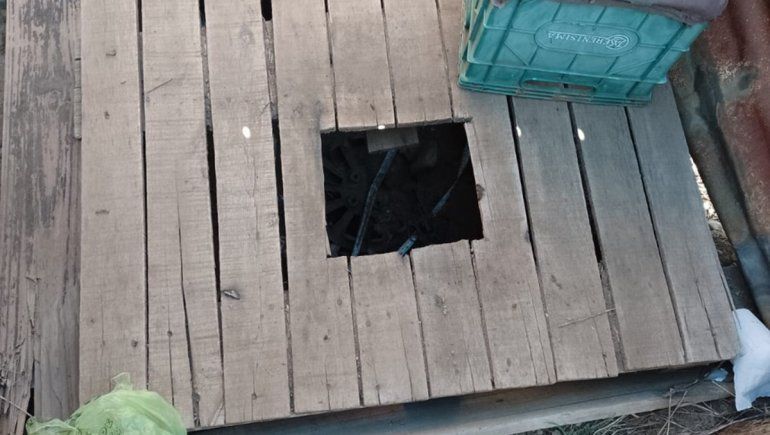 Apuntó a policías que querían detenerlo y luego ocultó el arma en un pozo ciego
