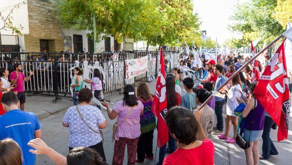 La manifestación arrancó frente a la Comisaría Cuarta, cuyo edificio fue utilizado como centro clandestino de detención y torturas durante la dictadura.