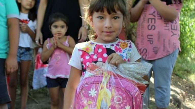 Los que quieran donar solidariamente se necesitan cuadernos N°1 rayados, carpetas de dibujo N°5, hojas Canson N°5, carpetas N°3, hojas rayadas y cuadriculadas N°3, lápices negros, lápices de color y crayones.