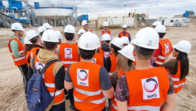 Estudiantes universitarios visitaron la planta de NRG