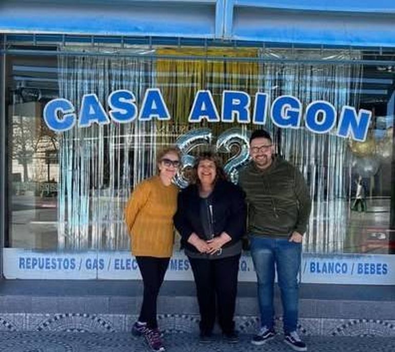 Ayer, hoy y siempre. Rosita, la pionera del comercio, Irma, su dueña actual y Juan, hijo y mano derecha suya. Ayer, hoy y siempre. Rosita, la pionera del comercio, Irma, su dueña actual y Juan, hijo y mano derecha suya.