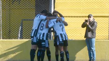 el mejor, lejos: cipo cerro la fase regular con otro clasico ganado ante olimpo