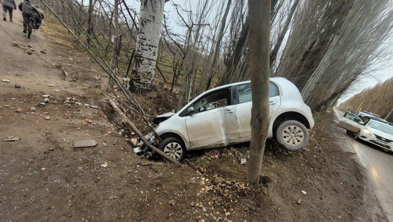 Perdió el control del auto, impactó contra un poste de luz y cayó al canal