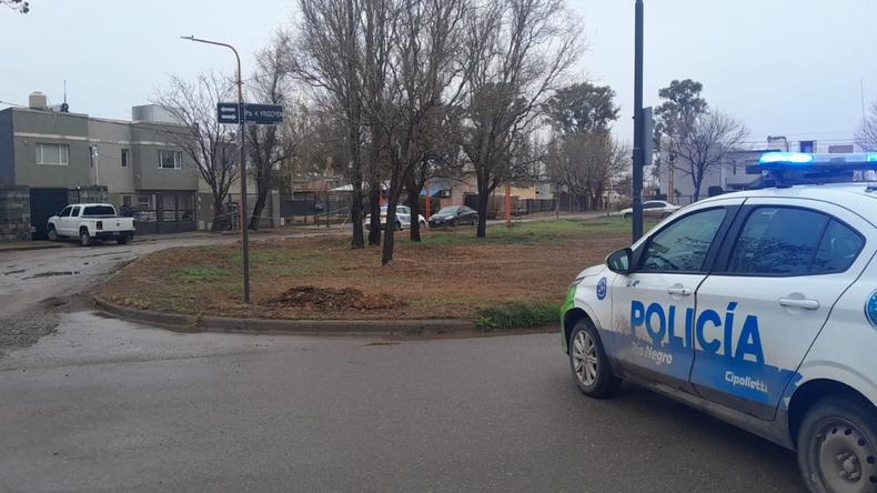 Fuerte despliegue policial en calles H. Yrigoyen y Lago Guillermo de Cipolletti. | LMCipolletti.com Fuerte despliegue policial en calles H. Yrigoyen y Lago Guillermo de Cipolletti.