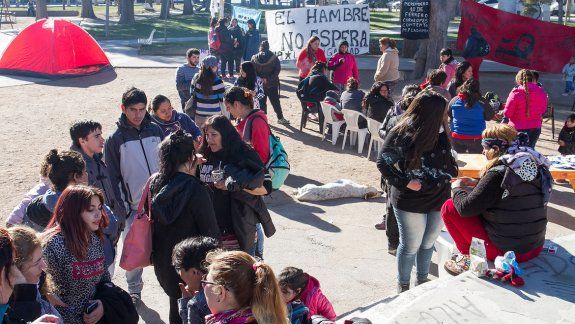 Organizaciones sociales y vecinos se manifestaron en la plaza San Martín.