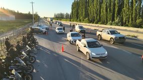 Fuerte operativo en la Ruta 22: controlaron decenas de vehículos y un hallazgo abrió una investigación. | LMCipolletti.com Fuerte operativo en la Ruta 22: controlaron decenas de vehículos y un hallazgo abrió una investigación.