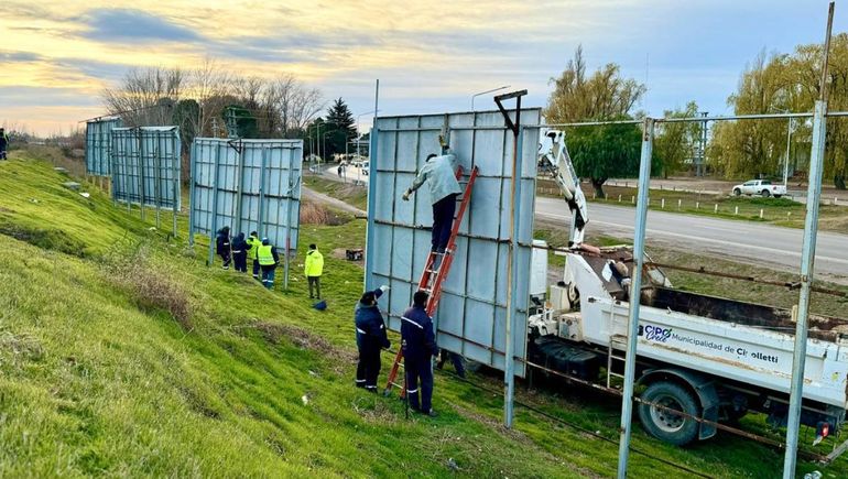 En 2024, la Municipalidad retir&oacute; m&aacute;s de 25 carteles publicitario sobre la ruta 22.