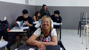 Siempre con una sonría, María desafía a su propio destino y no pierde los sueños. Siempre con una sonría, María desafía a su propio destino y no pierde los sueños.