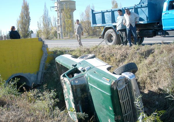 Volcó y terminó en el canal de la Ruta 151