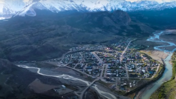 El pueblo cordillerano de la Patagonia Sur es considerado la capital del trekking y atrae a aventureros de todo el mundo. 