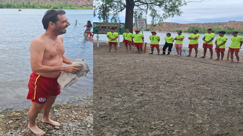 Buteler recién salido del agua en la inauguración del balneario de la Isla Jordán.