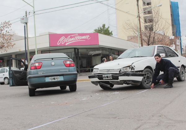 Violento choque en céntrica esquina