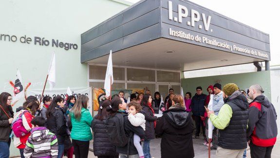 Docentes marcharon al IPPV para reclamar sus viviendas