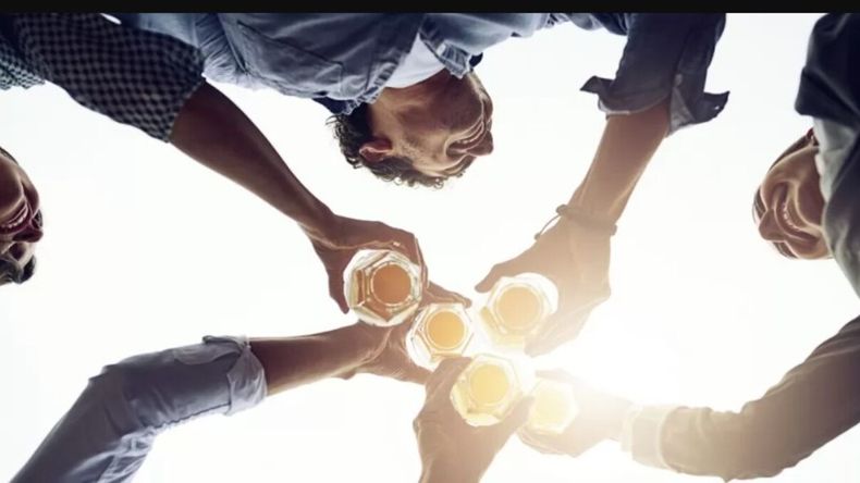 Año tras año, miles de personas festejan esta fecha previa al Día de los enamorados.