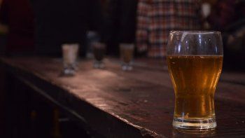 camionero paso por un bar, lo despidieron e inicio una demanda