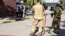 se encadeno en fiscalia y amenazo con prenderse fuego