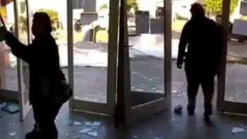 no tenia pase sanitario, le negaron un tramite y destrozo el lugar