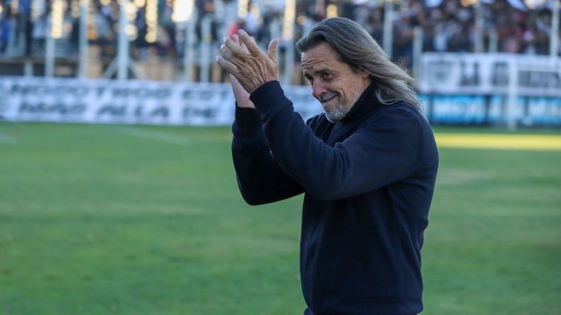 El Chango Cravero saluda a la gente, que le muestra su cariño partido tras partido. 