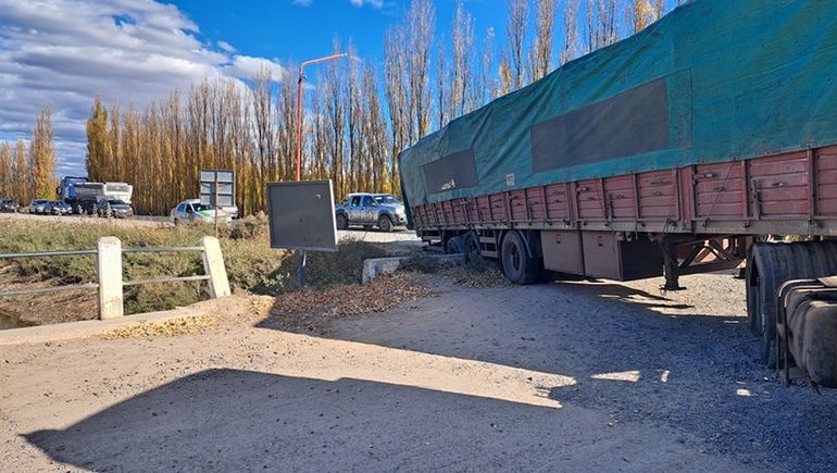 Hizo mal el cálculo y casi cae con el camión a un canal de Cinco Saltos
