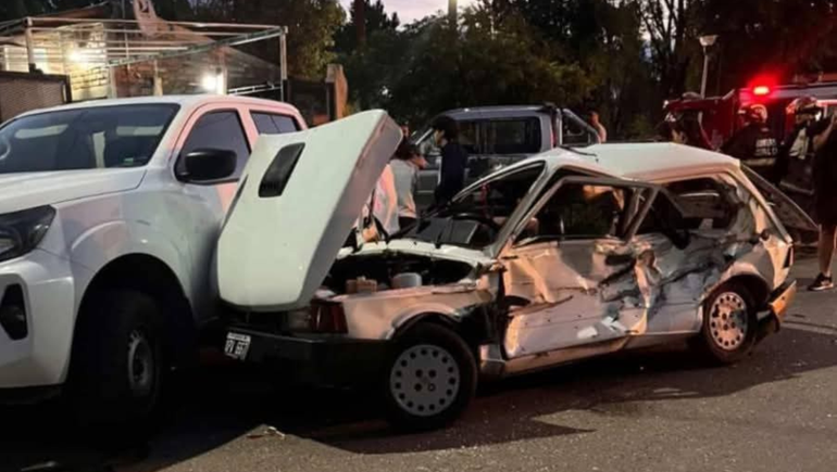 Triple choque terminó con cuatro heridos en el hospital y un Fiat 147 destruido