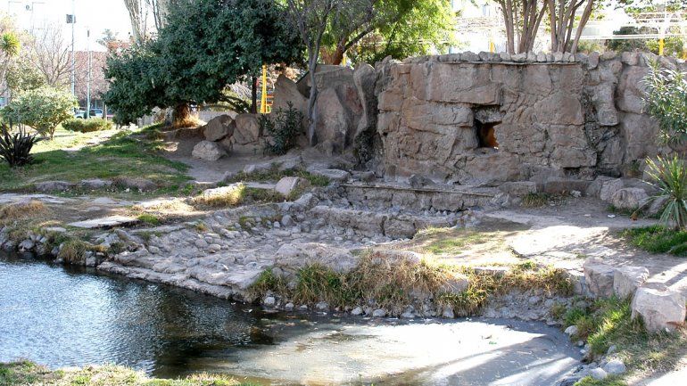 Robo en Escuela 53: encontraron nueve netbooks escondidas en la cascada del Paseo de la Familia